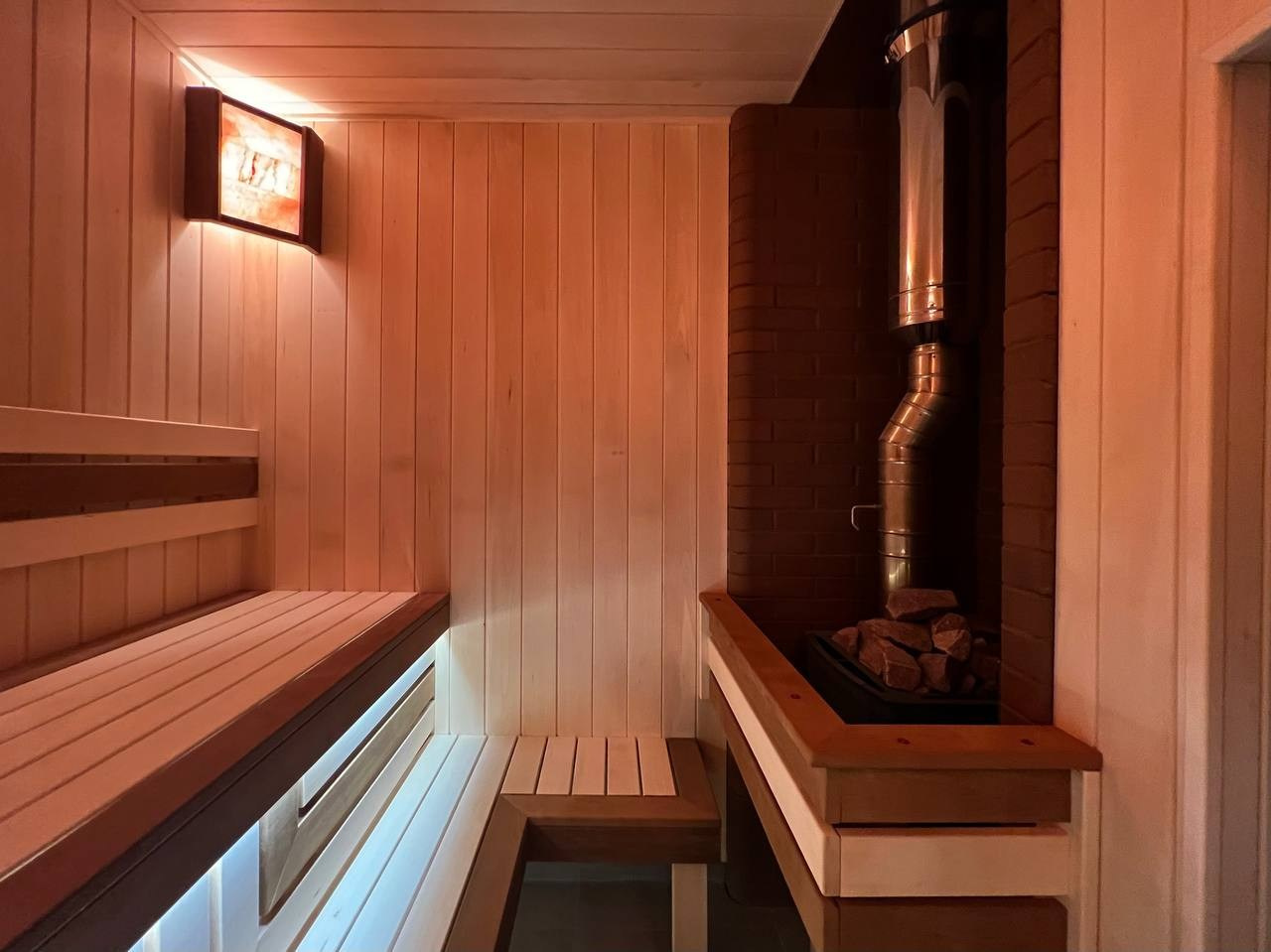 Баня в Грузино — сочетание липы и термоосины в свете диодов и солевых ламп, строгие линии и тёплая атмосфера. SaunaTopMasters