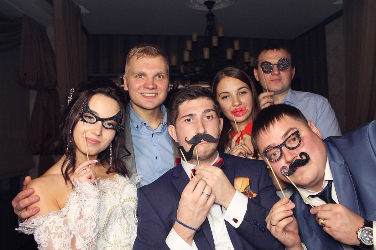 Аренда прокат фотобудки в Красноярске фотозона на мероприятие Свадьбу праздник День рождения выпускной корпоратив фотокабина цена стоимость заказать забронировать описание услуги ведущий тамада моментальная печать фотографий причёска макияж