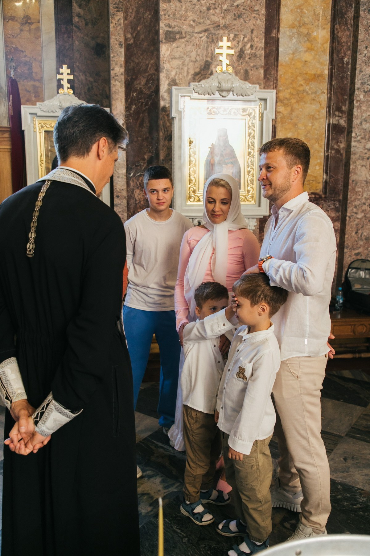 Индивидуальное крещение в Исаакиевском соборе двух братишек. Где лучше креститься в СПб. Лучшие храмы для крещения. Фотограф Денис Дорфф, фотосъемка крещений и венчаний.