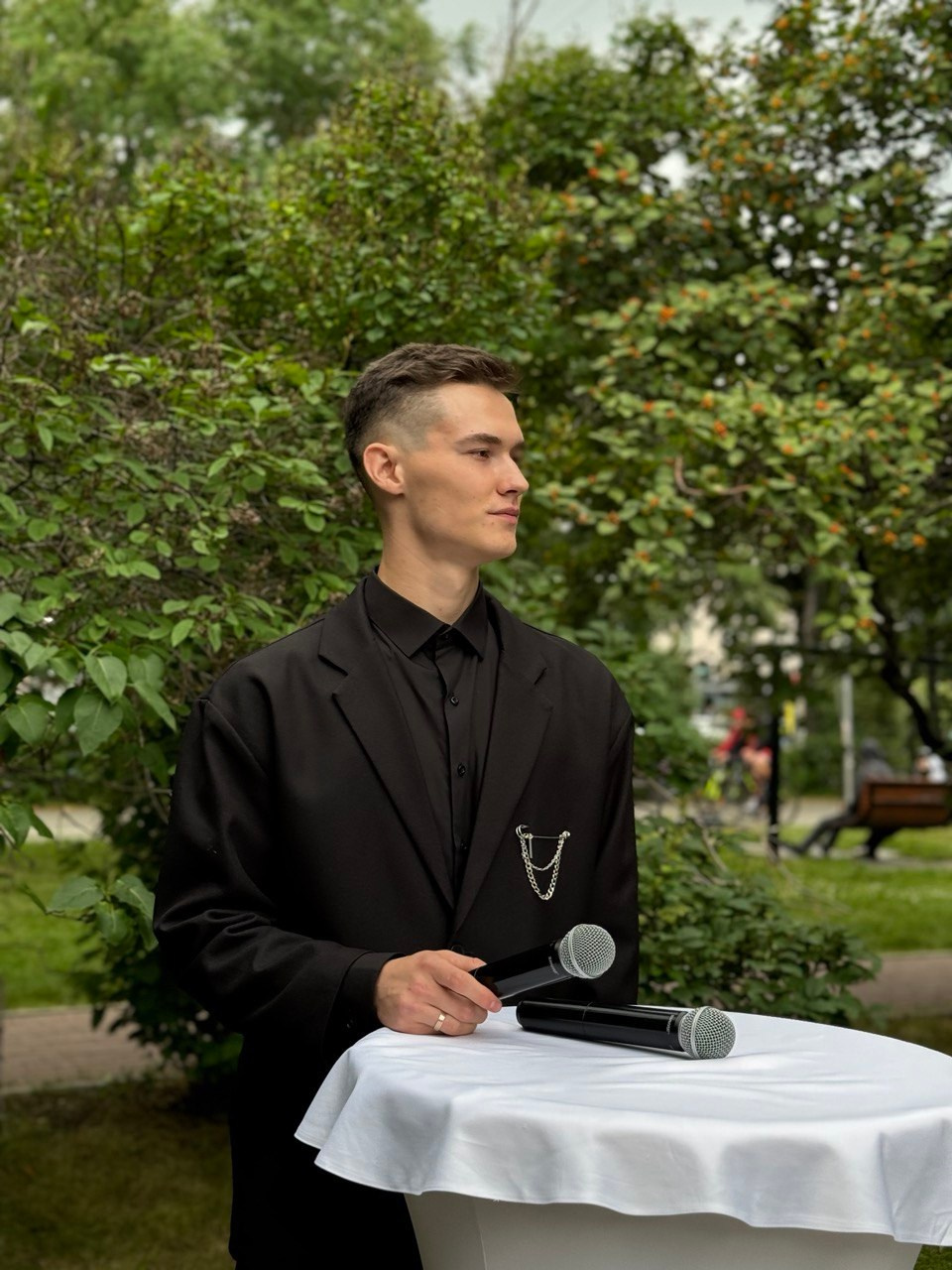 Ведущий Александр Савочкин