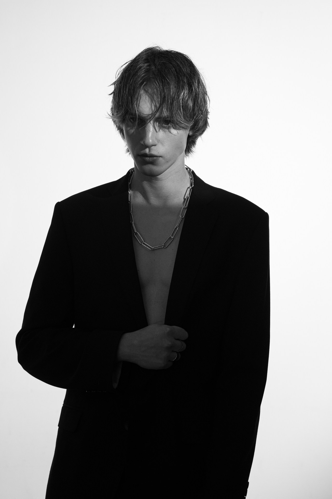 Nik bw. VICTORIA SHU