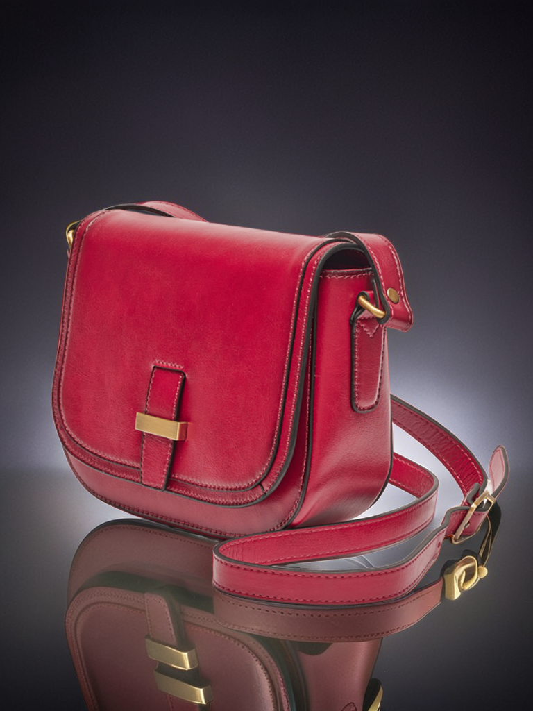 предметная фотография сумки на зеркальной поверхности с использованием искусственного интеллекта