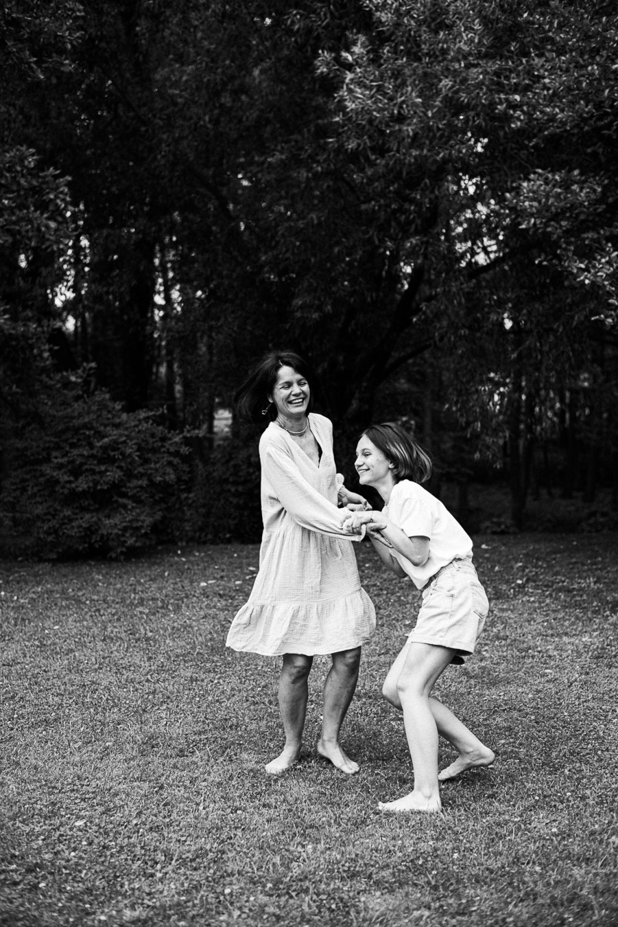 Коля, Ксюша, Саша, Андрей, Кира и бабушки | на даче