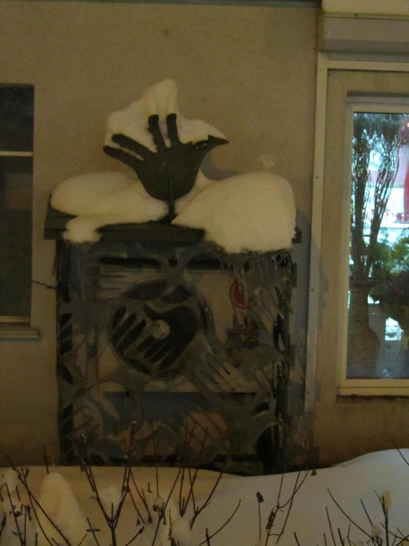 Те же хрущёвки, сетки на кондиционерах