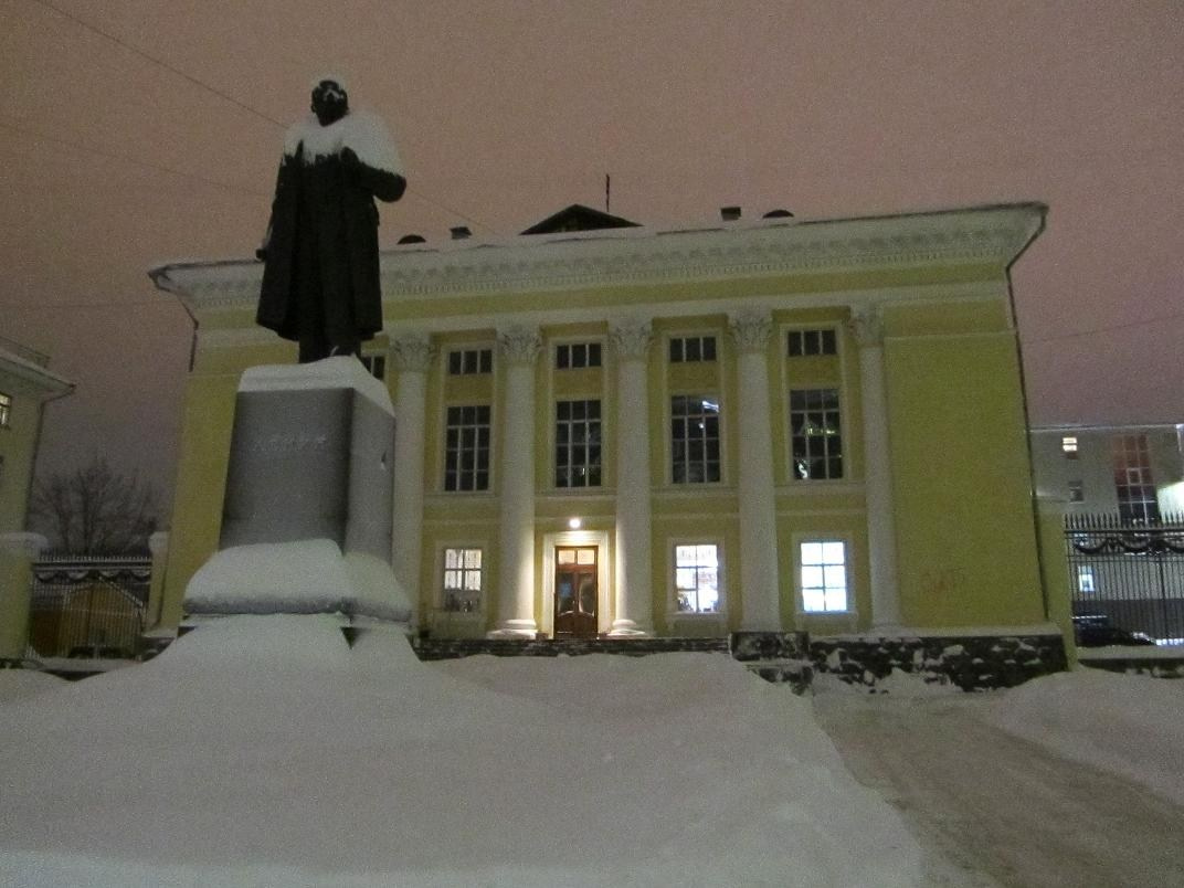 Ленин у Национальной библиотеки Удмуртии
