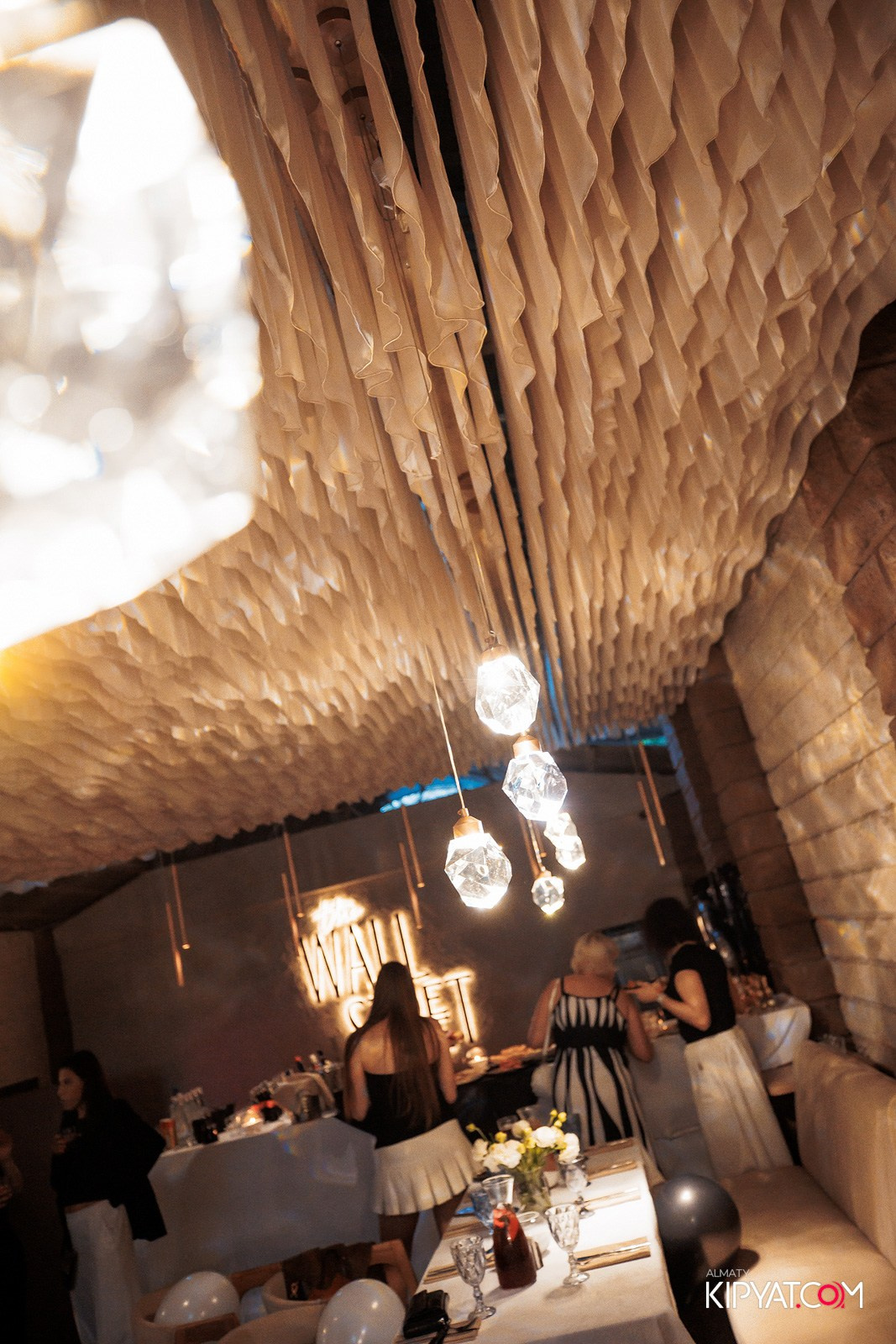 THE WALL STREET. КИПЯТКОМ АЛМАТЫ!