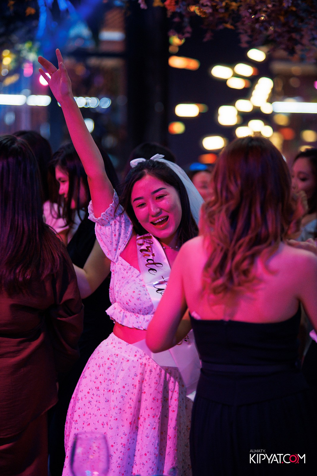 FRIENDS BAR & TERRACE. КИПЯТКОМ АЛМАТЫ!