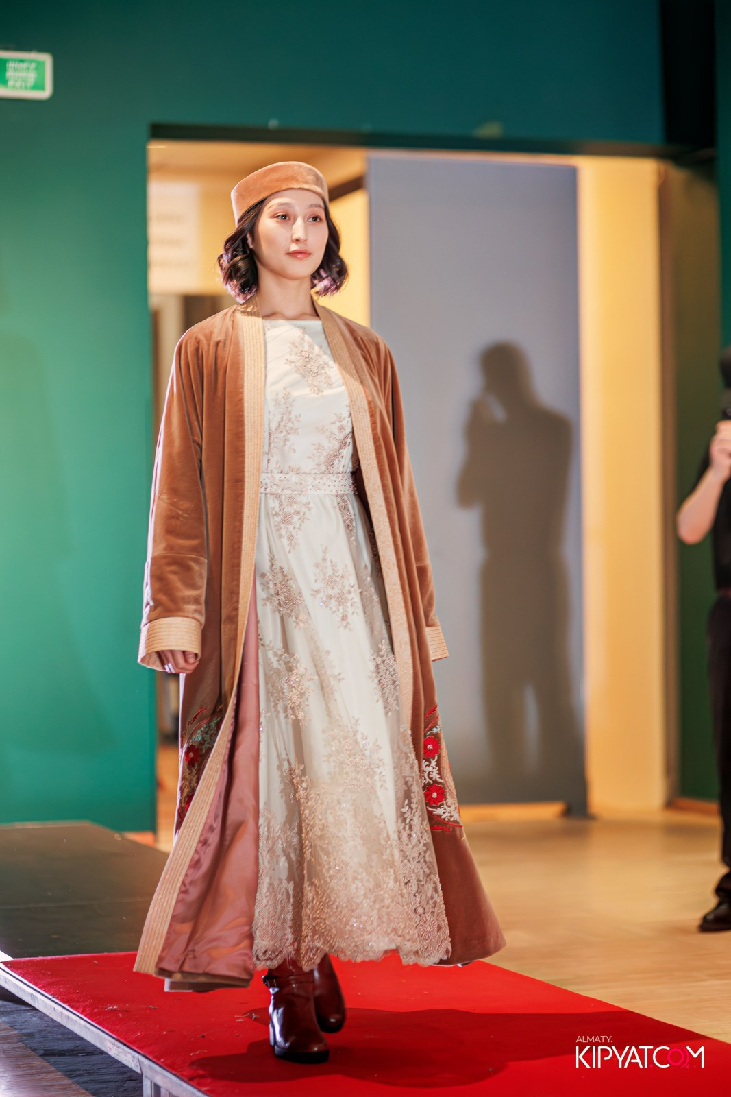 FASHION ПОКАЗ, КАЗАХСКОЙ НАЦИОНАЛЬНОЙ ОДЕЖДЫ. КИПЯТКОМ АЛМАТЫ!