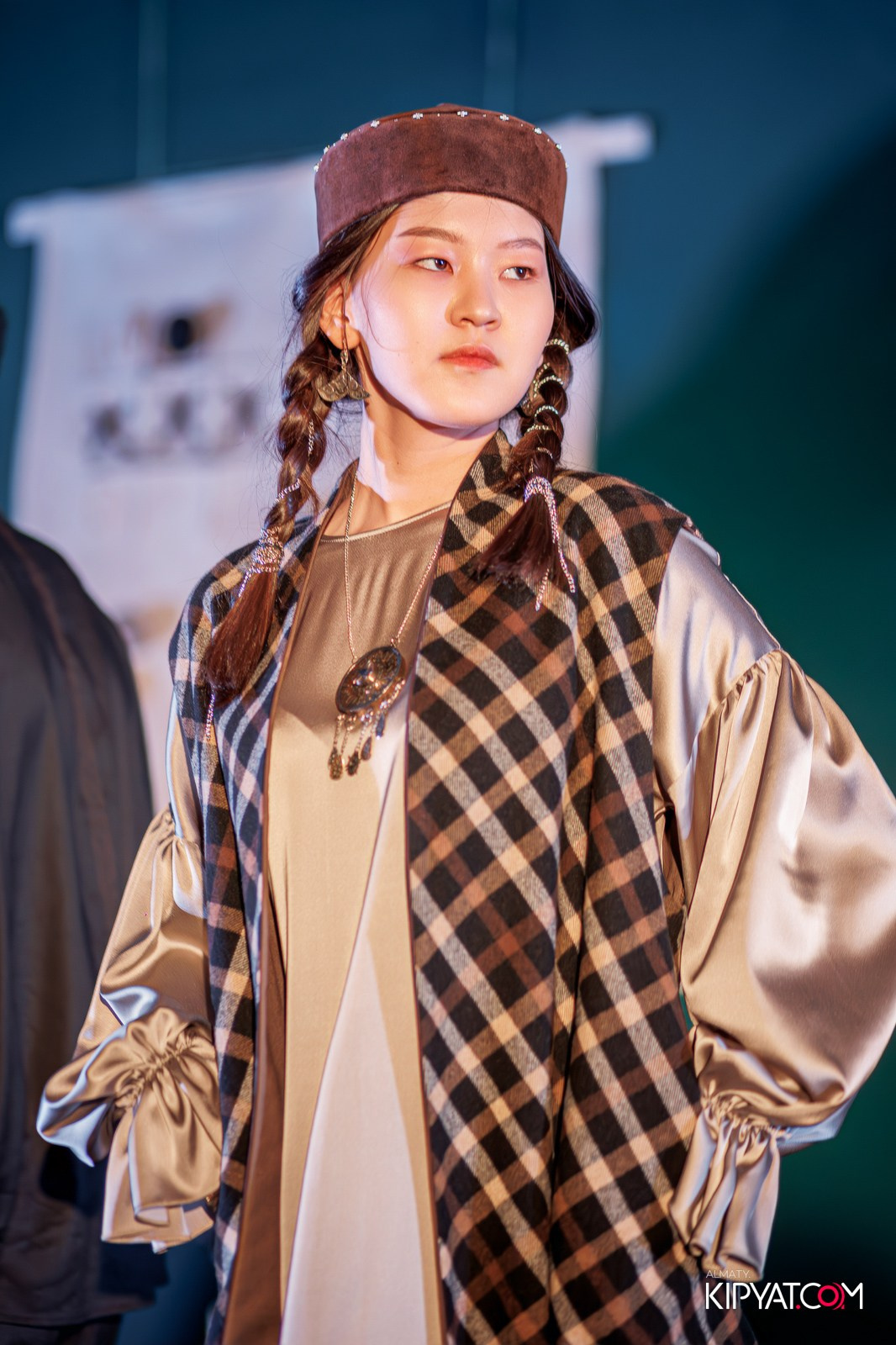 FASHION ПОКАЗ, КАЗАХСКОЙ НАЦИОНАЛЬНОЙ ОДЕЖДЫ. КИПЯТКОМ АЛМАТЫ!