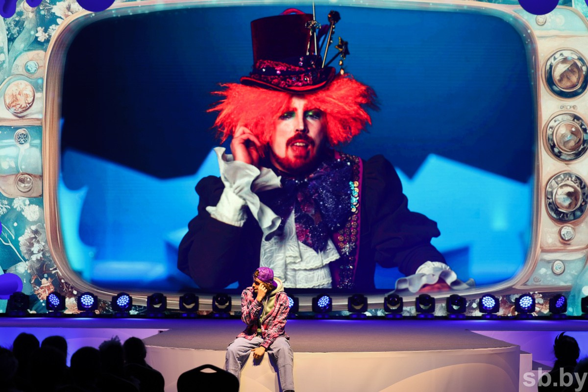 Оформление спектакля во Дворце Независимости. AI-художник, контентмейкер, режиссёр Наталия Жданович