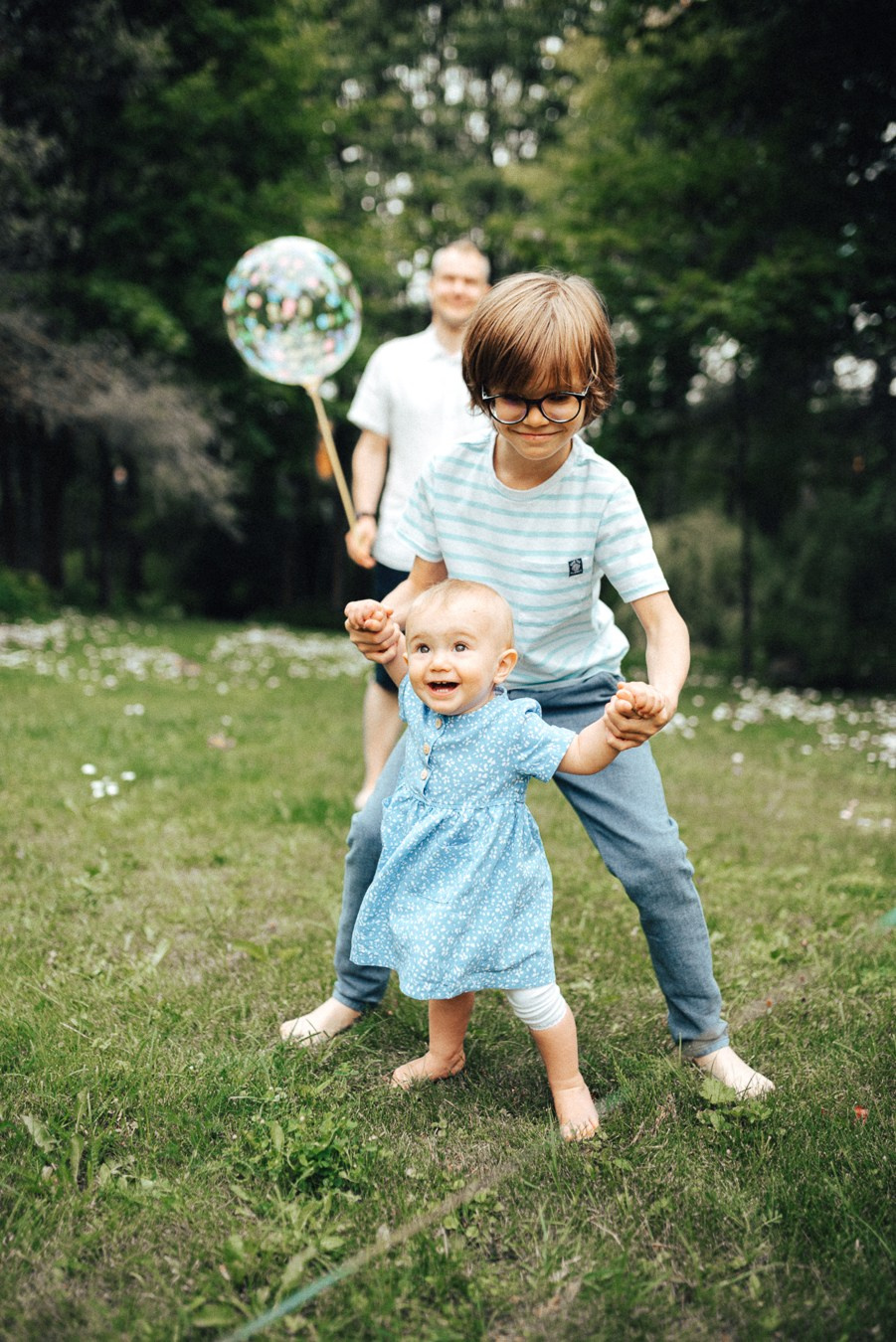 Коля, Ксюша, Саша, Андрей, Кира и бабушки | на даче