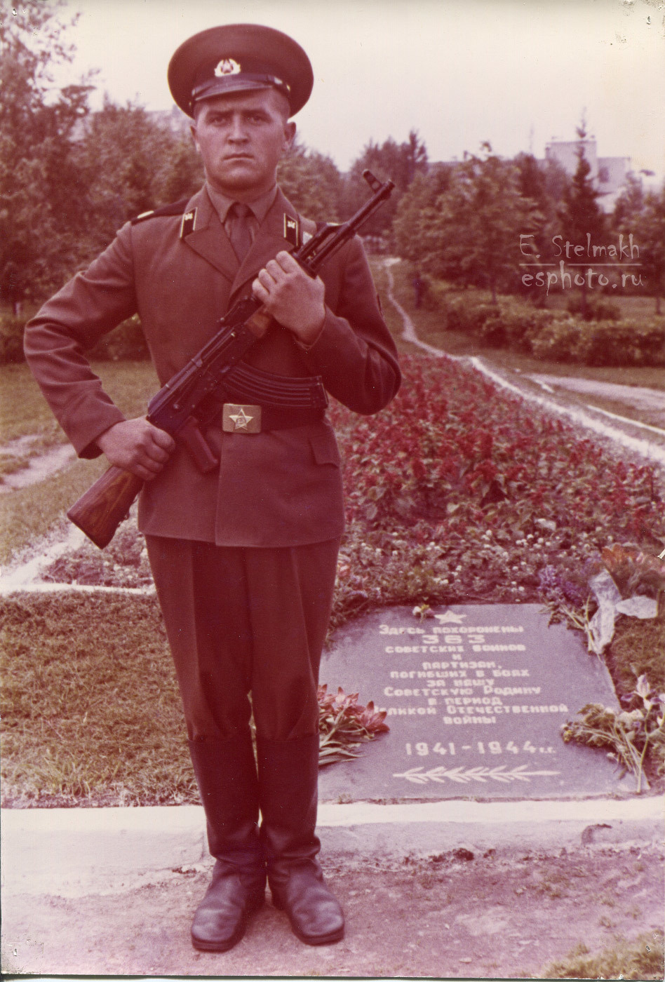 Почётный караул у памятника