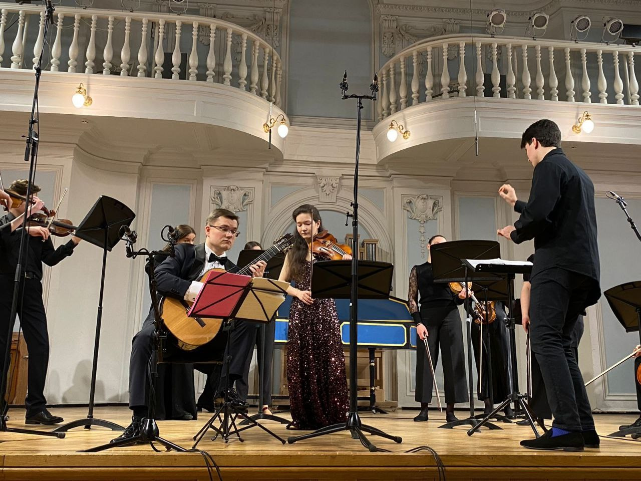 На сцене. Скрипачка Анна Савкина