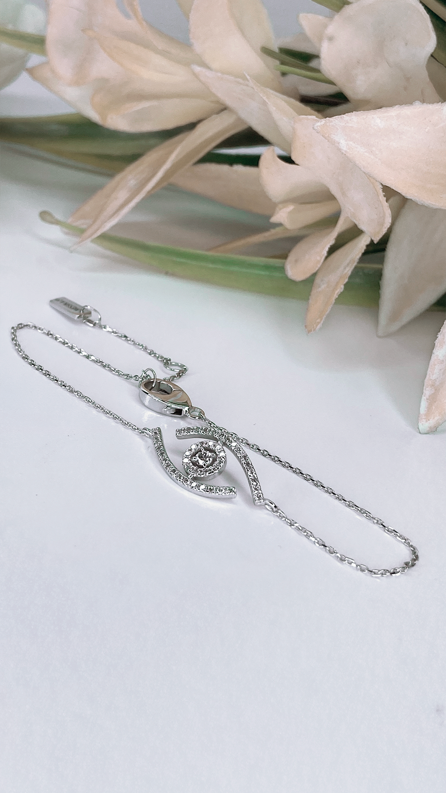 Браслет глаз из белого золота с бриллиантами.