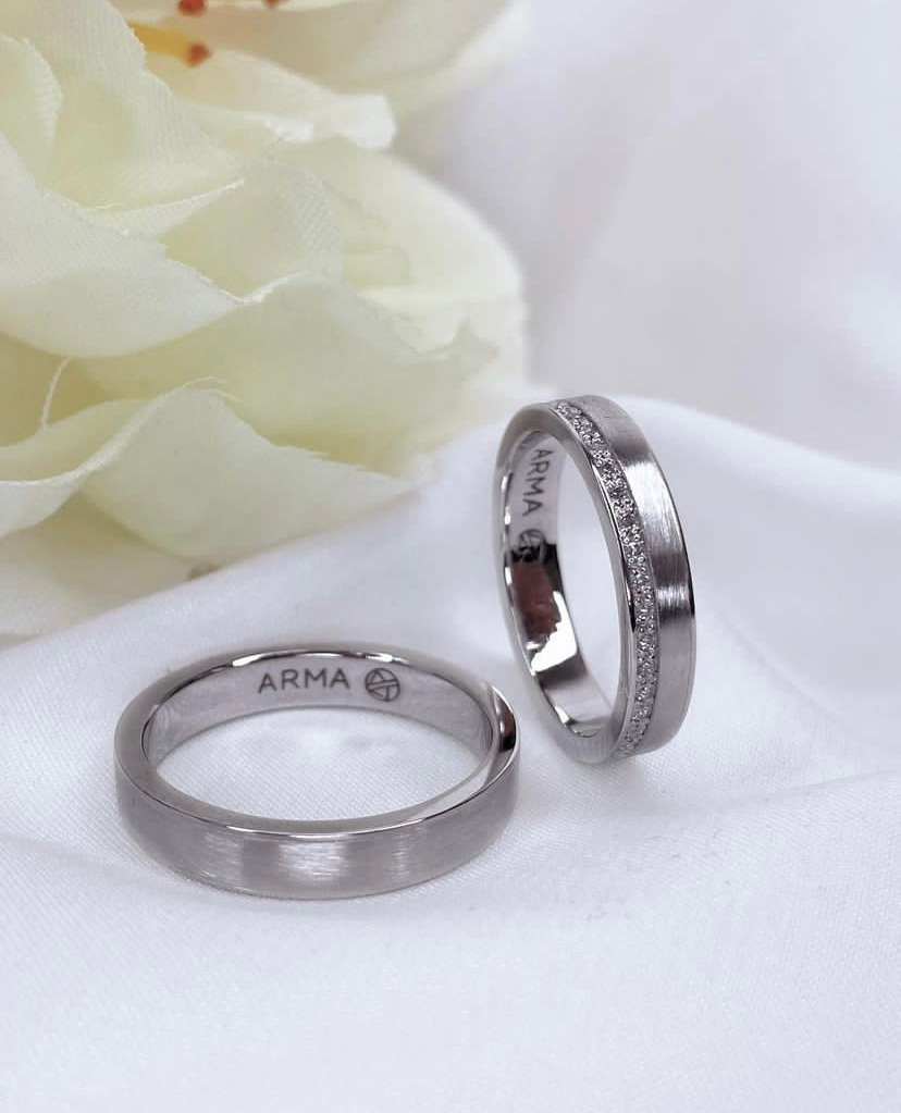 Обручальные кольца из белого золота с бриллиантовой дорожкой.