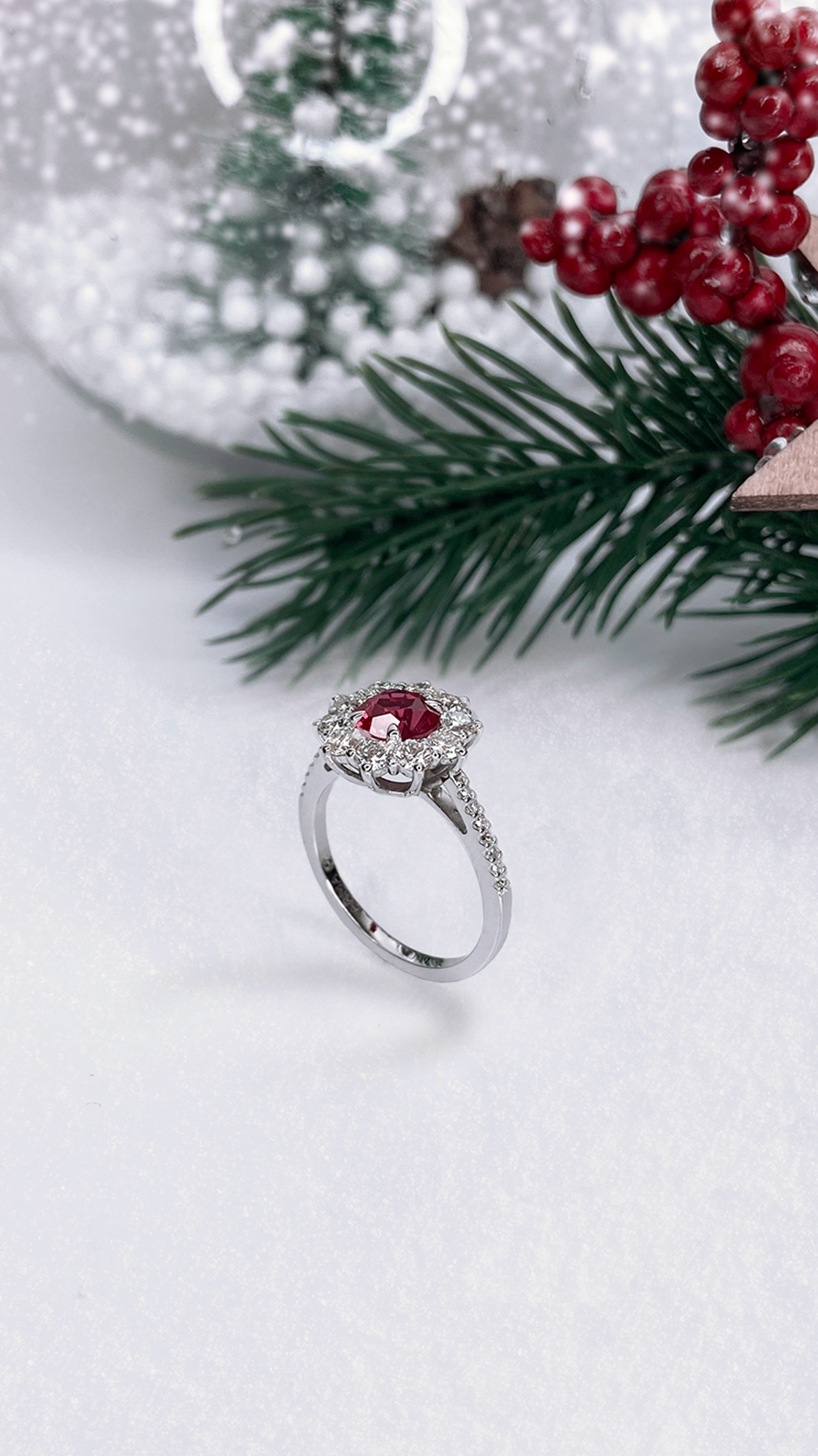 Помолвочное кольцо из белого золота с бриллиантами и рубином.