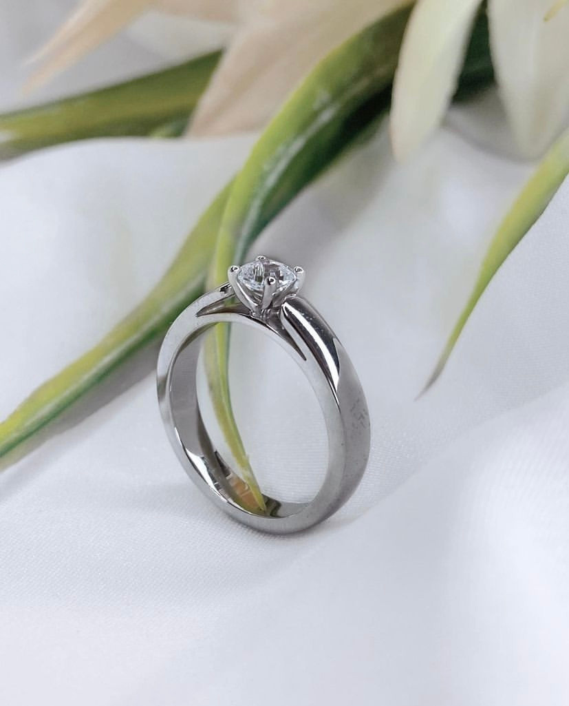 Помолвочное кольцо из белого золота с бриллиантом 0,25 карат.