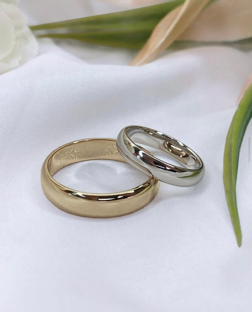 Обручальные кольца классические из желтого и белого золота.