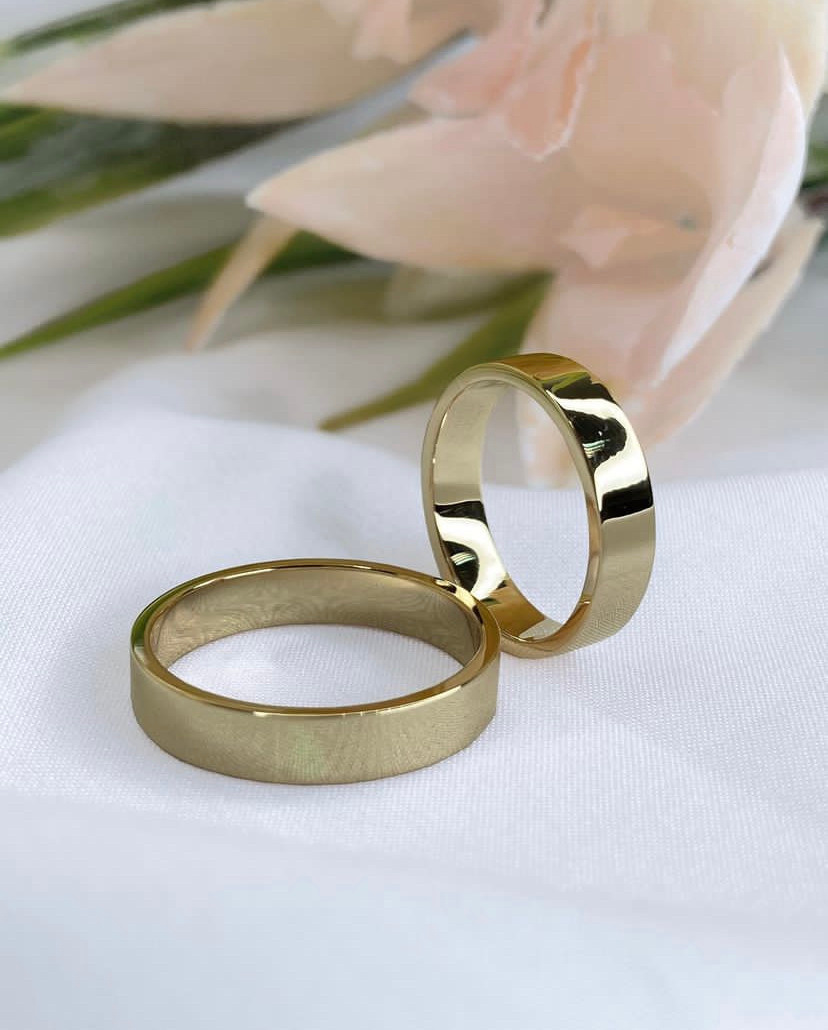 Обручальные кольца классические плоские из желтого золота.