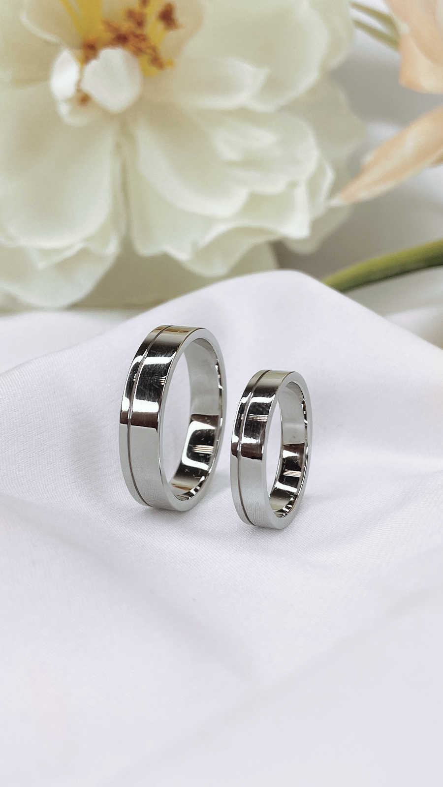 Обручальные кольца из белого золота с полосой.