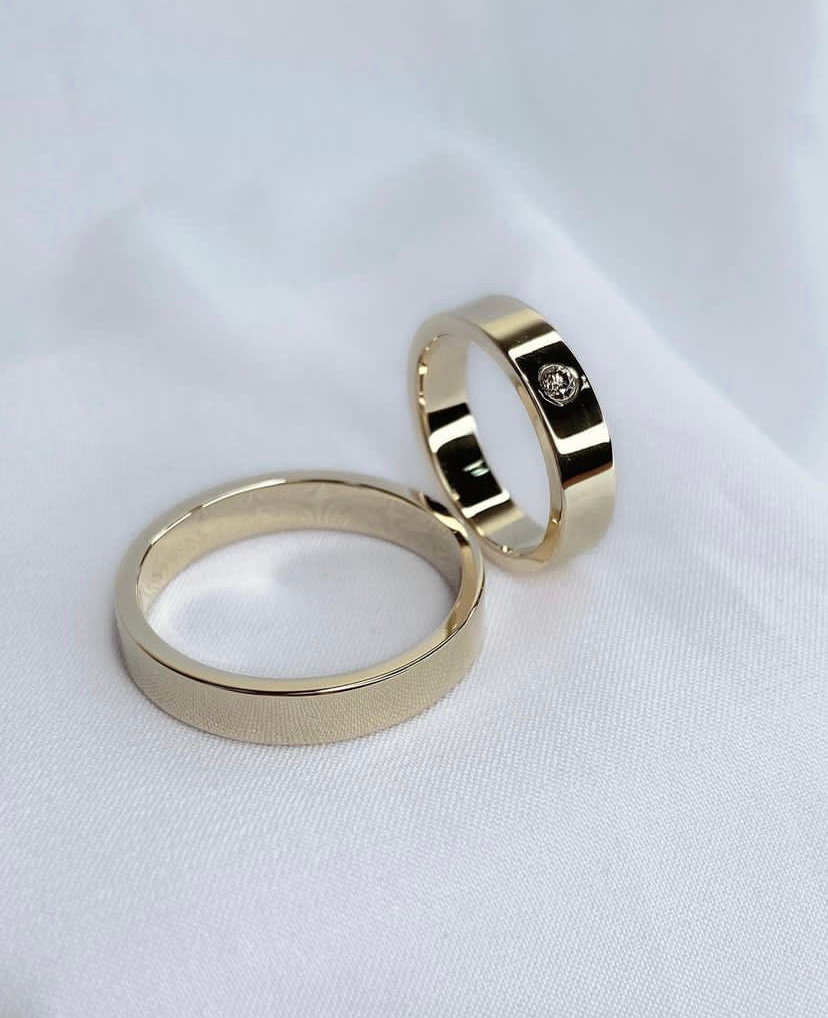 Обручальные кольца плоские с бриллиантом.