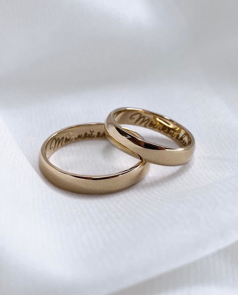 Обручальные кольца классические из золота 750 пробы и гравировкой.