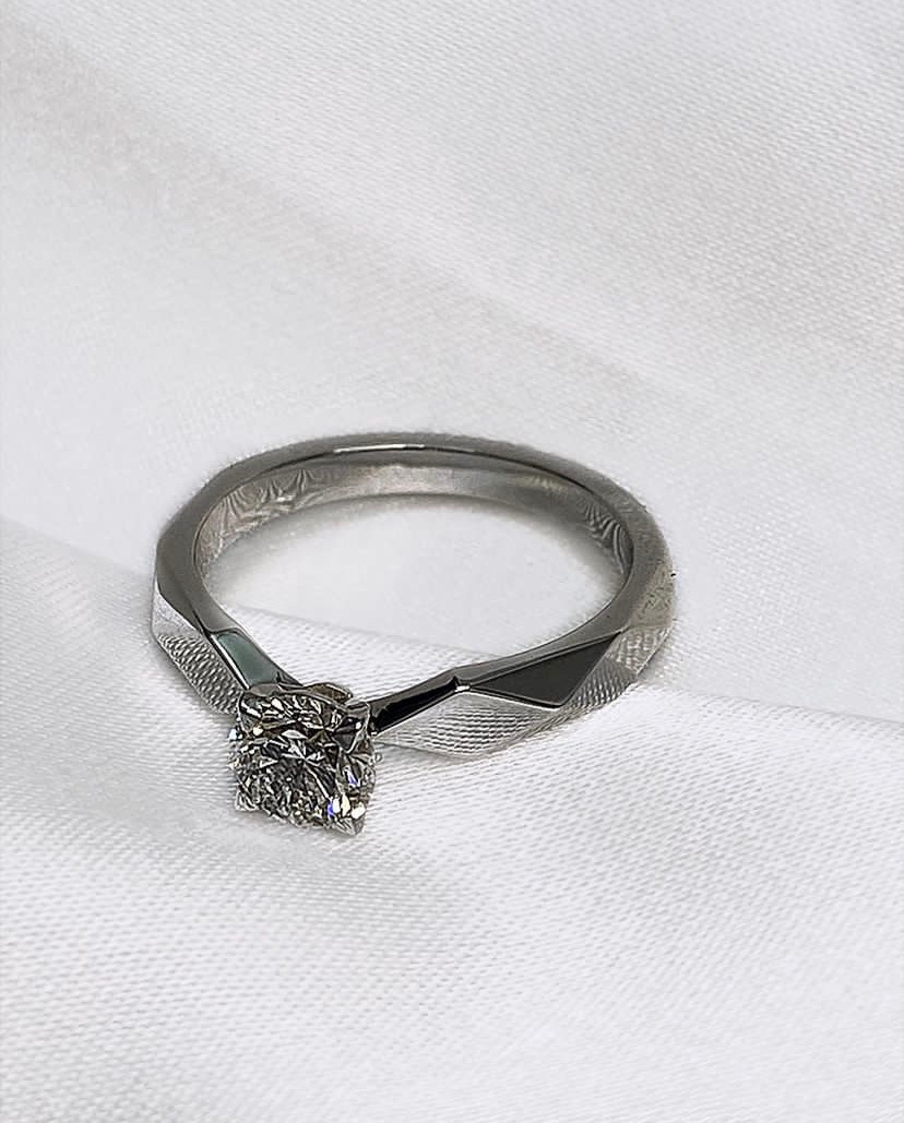 Помолвочное кольцо из белого золота с бриллиантом 0,5 карат. 