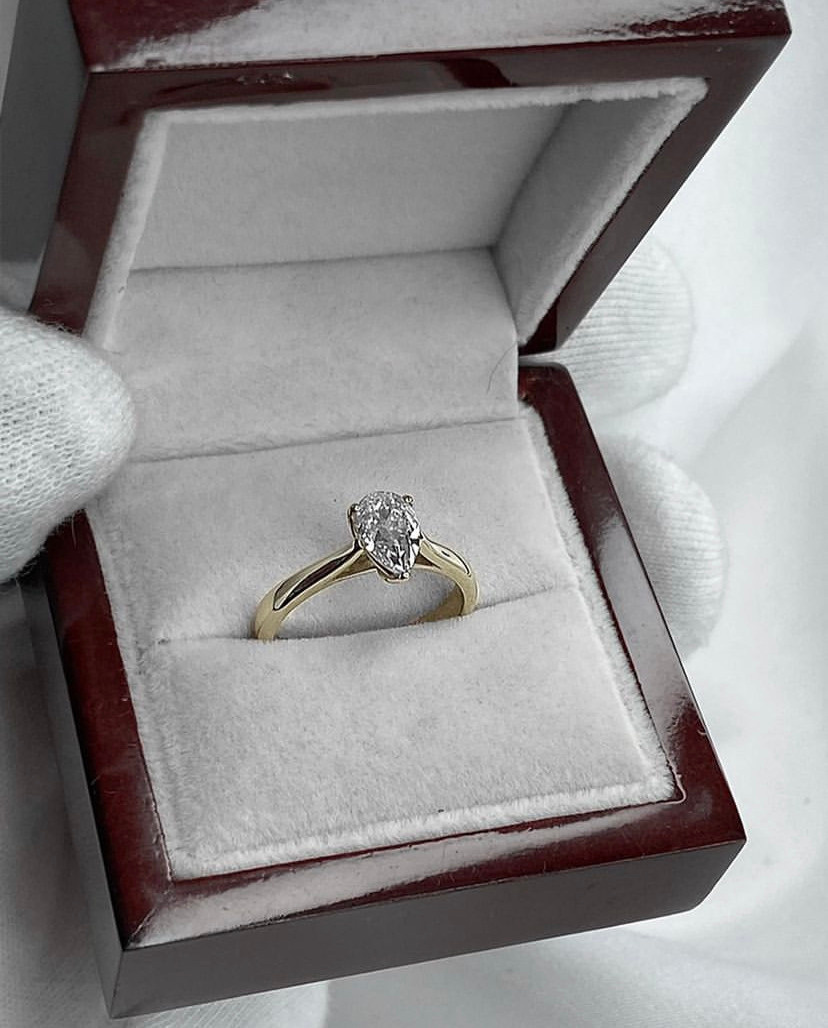 Помолвочное кольцо из желтого золота с бриллиантом груша.