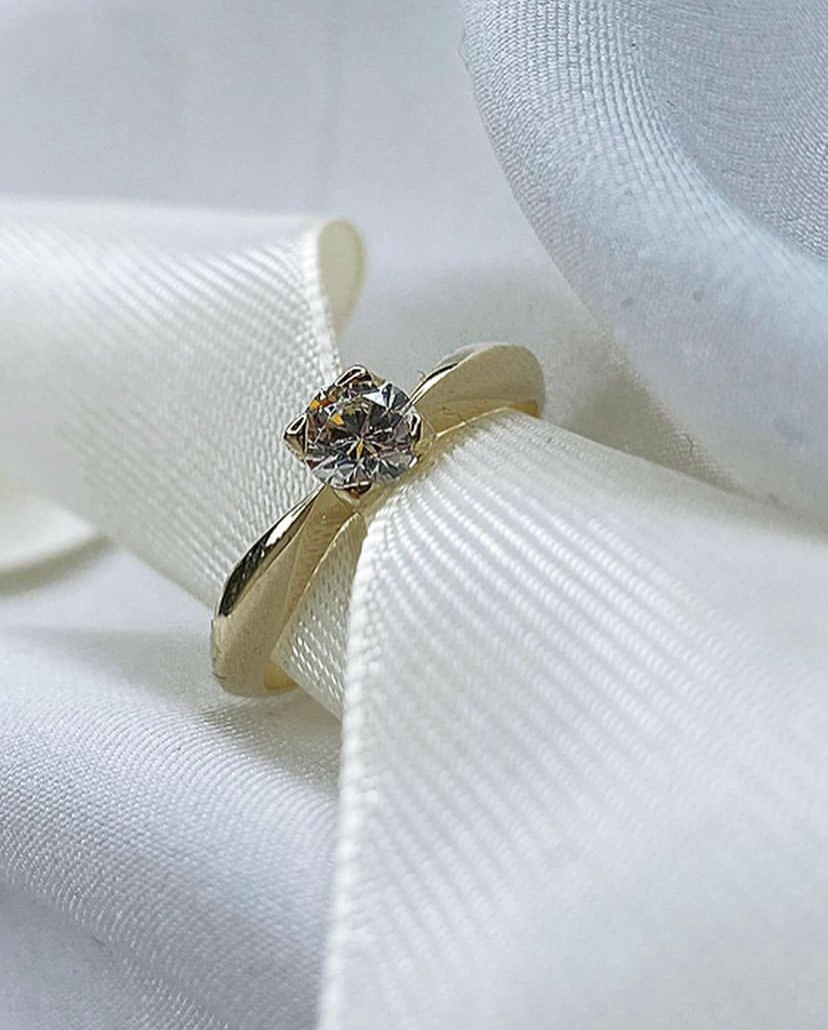 Помолвочное кольцо из золота 750 пробы желтое с камнем кристалл сваровский.