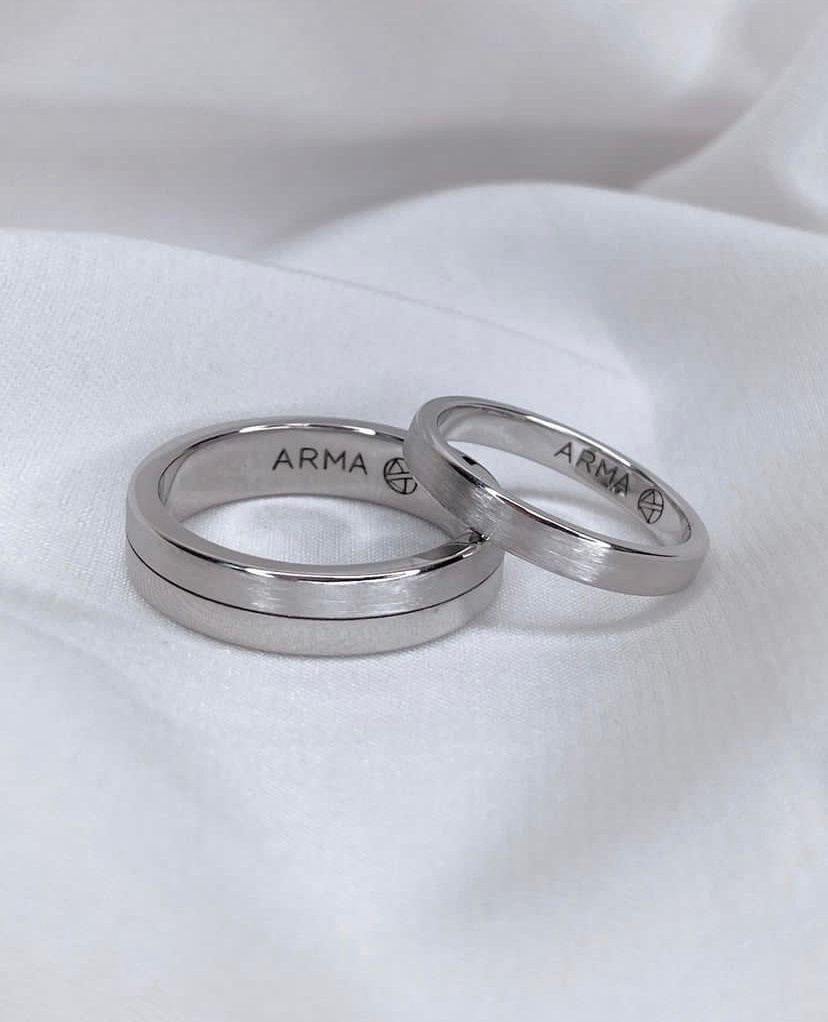 Обручальные кольца из белого золота с глянцевой и матовой поверхностью. 
