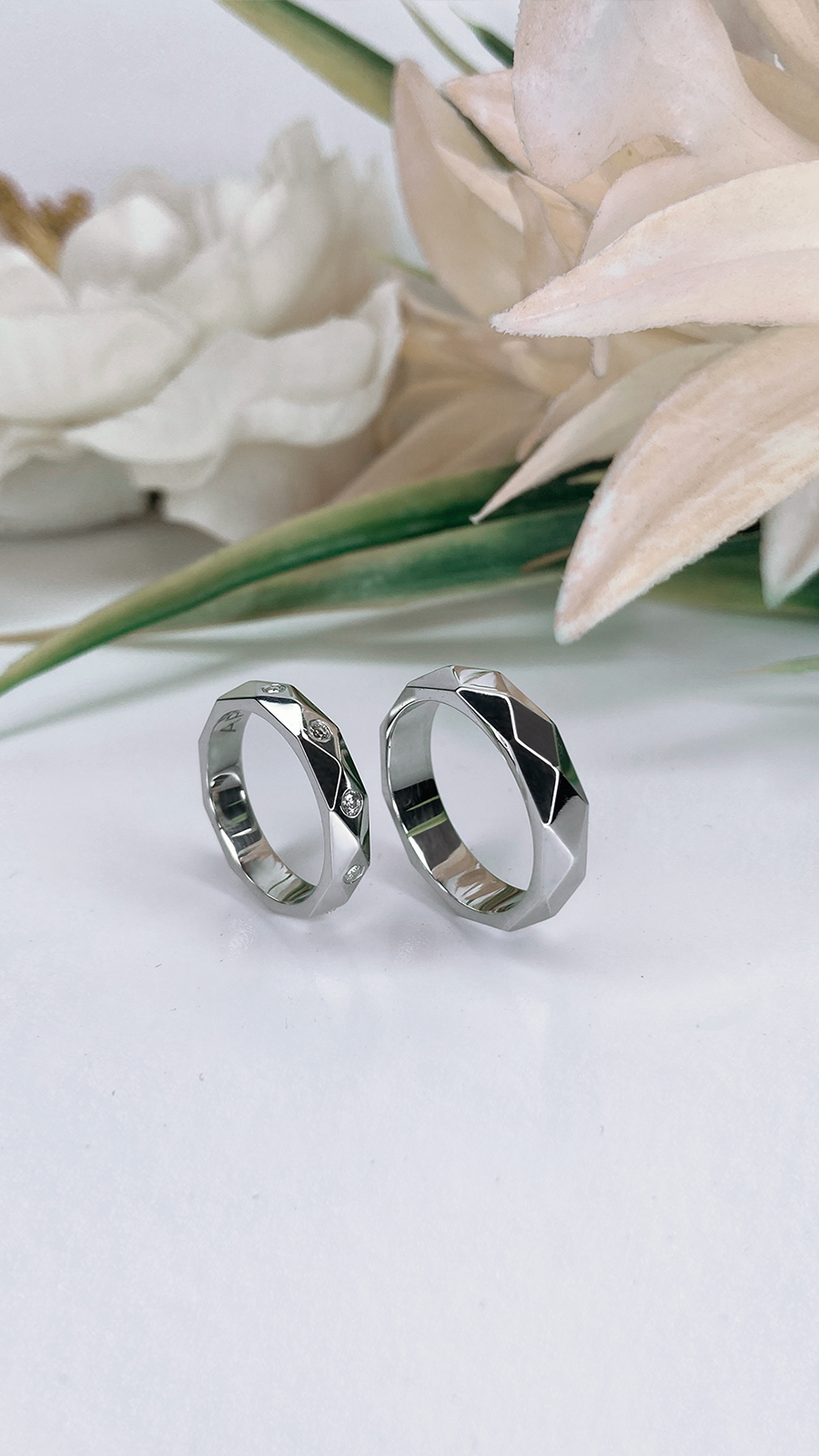 Обручальные кольца с гранями из белого золота с бриллиантами.