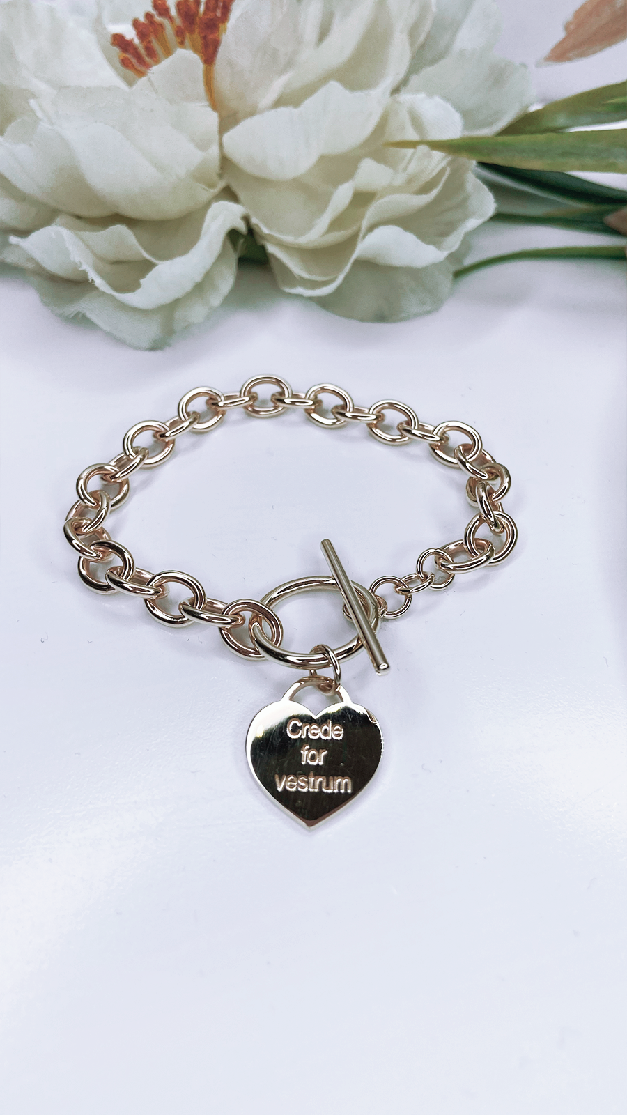 Браслет из желтого золота с подвеской сердце.