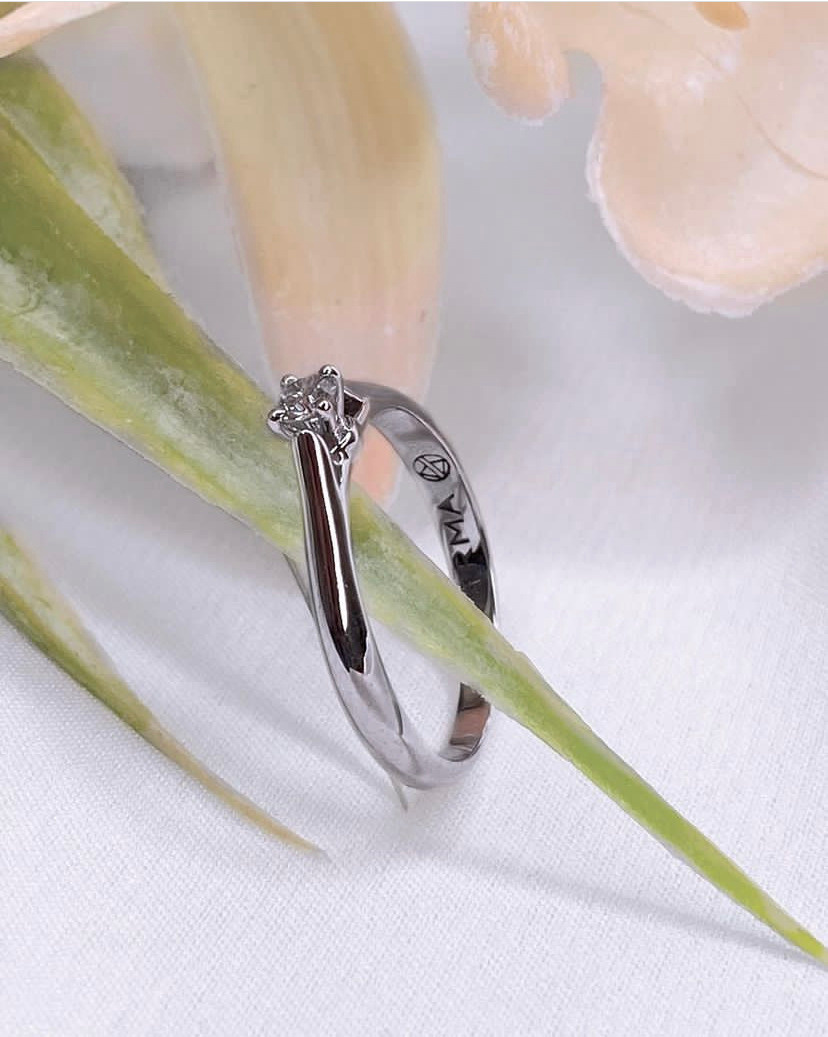 Помолвочное кольцо из белого золота с бриллиантом 0,11 карат.