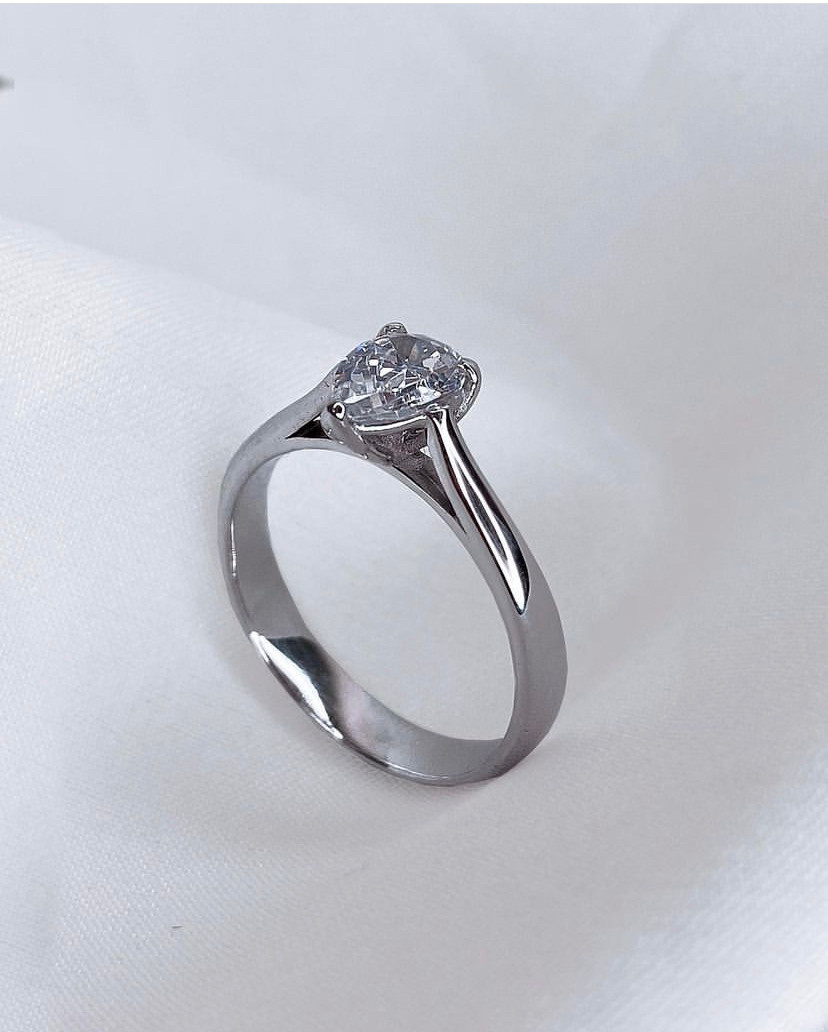 Помолвочное кольцо из белого золота с бриллиантом груша.