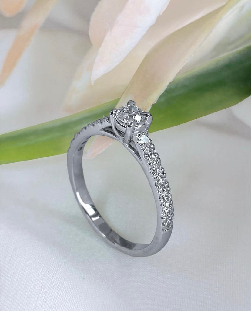 Помолвочное кольцо из белого золота с бриллиантами.