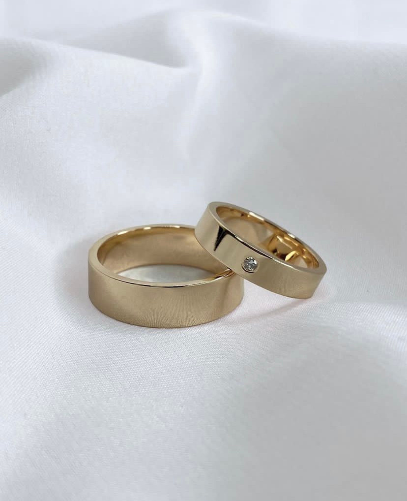 Обручальные кольца из красного золота с бриллиантом.