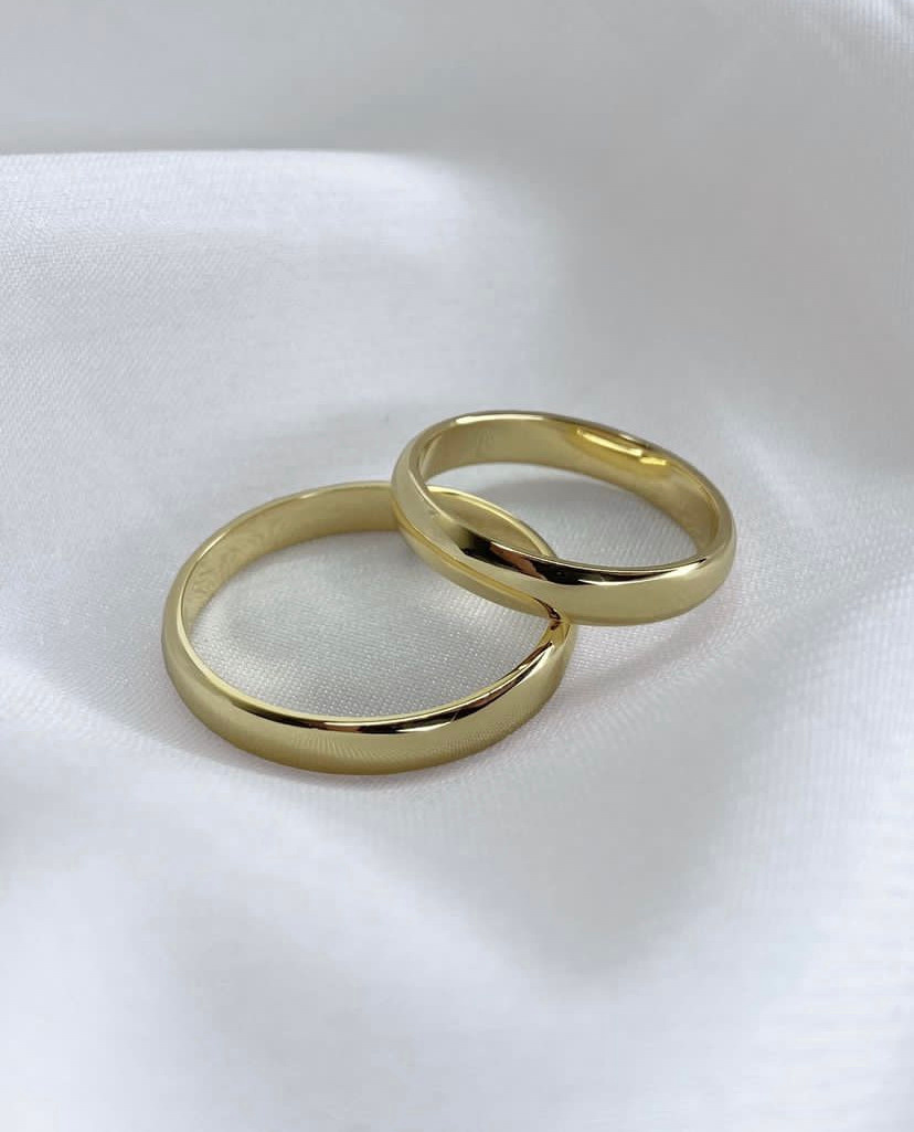 Обручальные кольца классические из желтого золота.