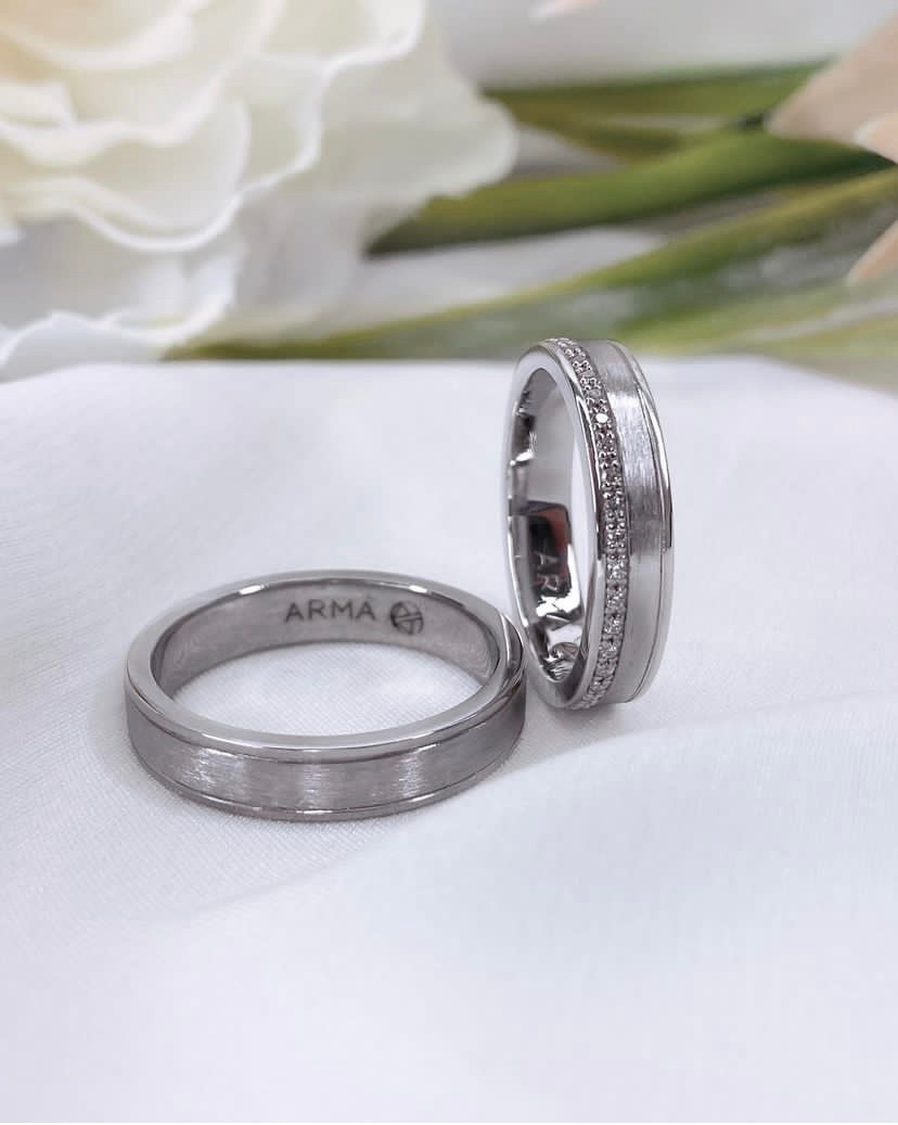 Обручальные кольца из белого золота с бриллиантовой дорожкой с матовой поверхностью.