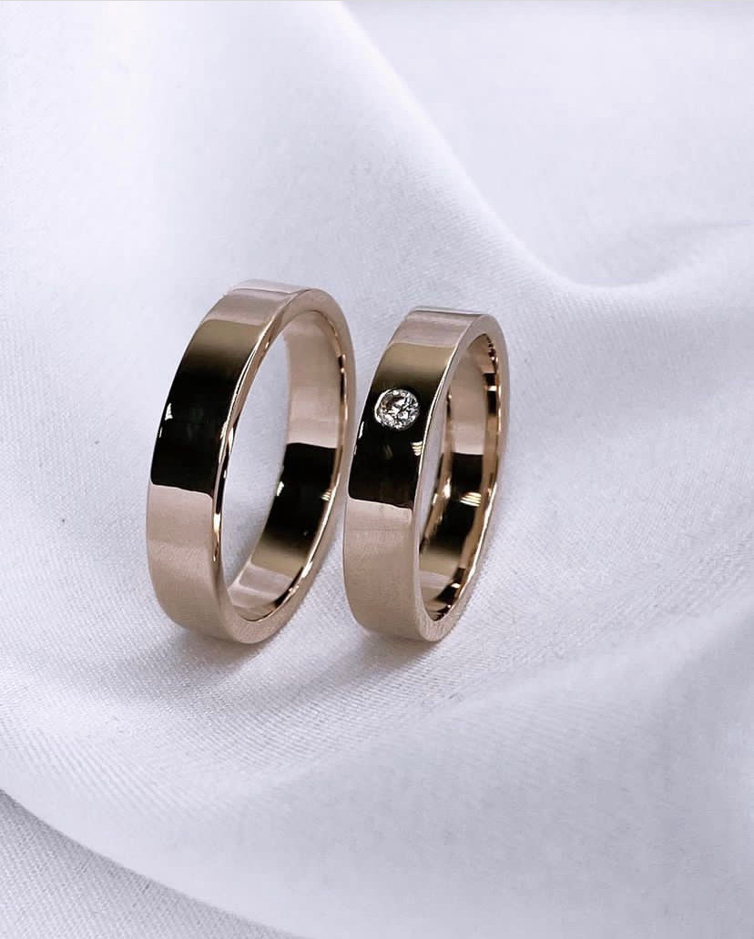 Обручальные кольца классические плоские с одним бриллиантом из розового золота.