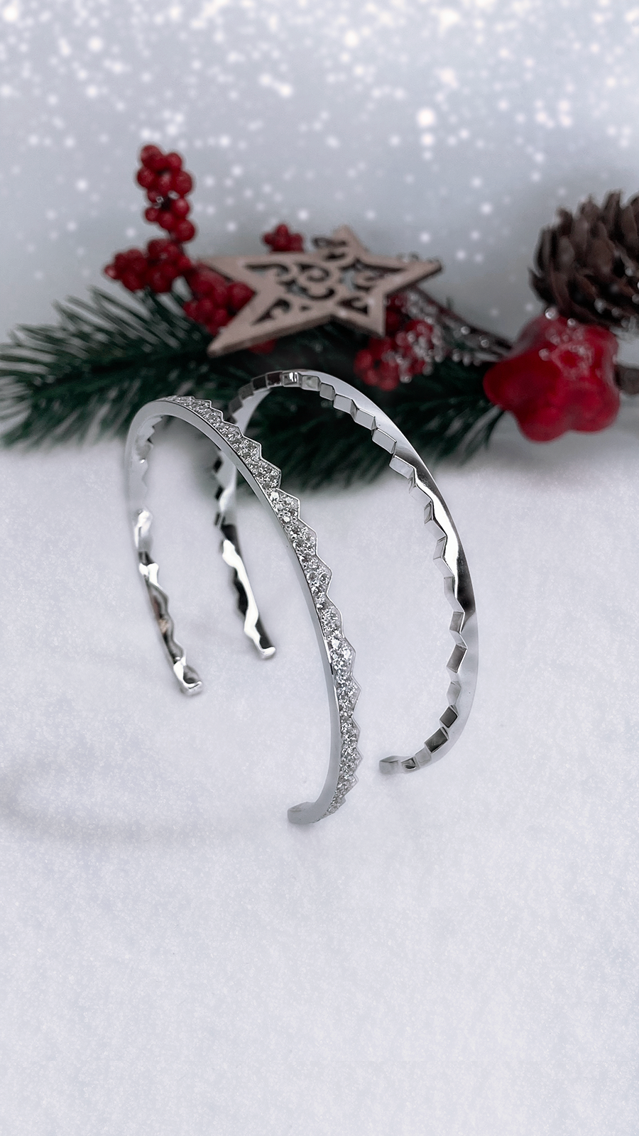 Браслет из белого золота с камнями кристалл сваровский.