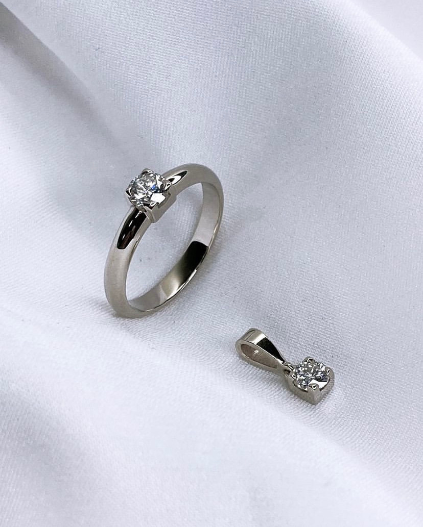 Помолвочное кольцо из белого золота с бриллиантом 0,32 карат.