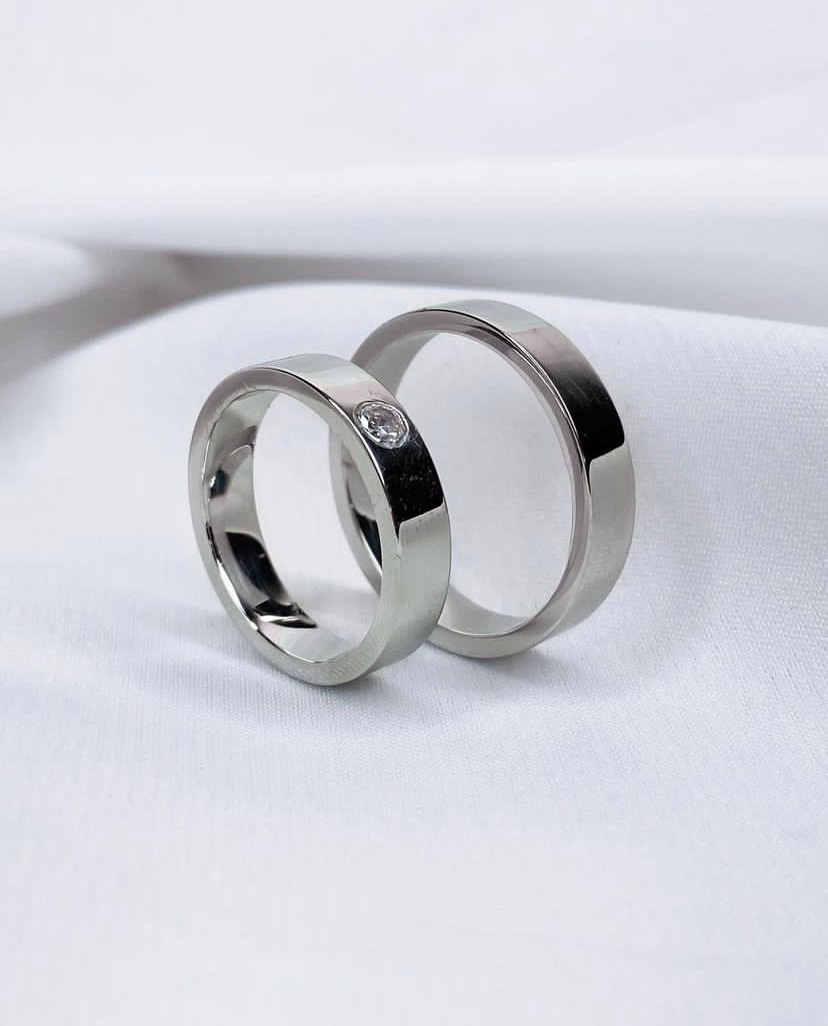Обручальные кольца классические из белого золота с одним бриллиантом плоские.