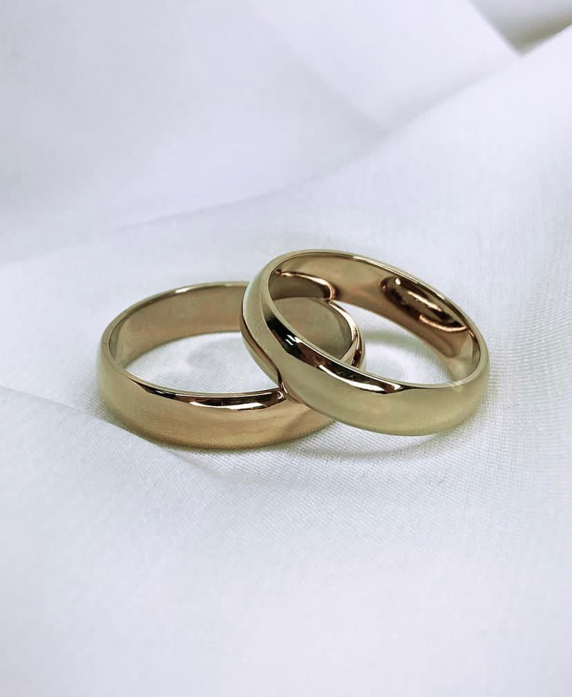 Обручальные кольца классические из желтого золота с посадкой комфорт.