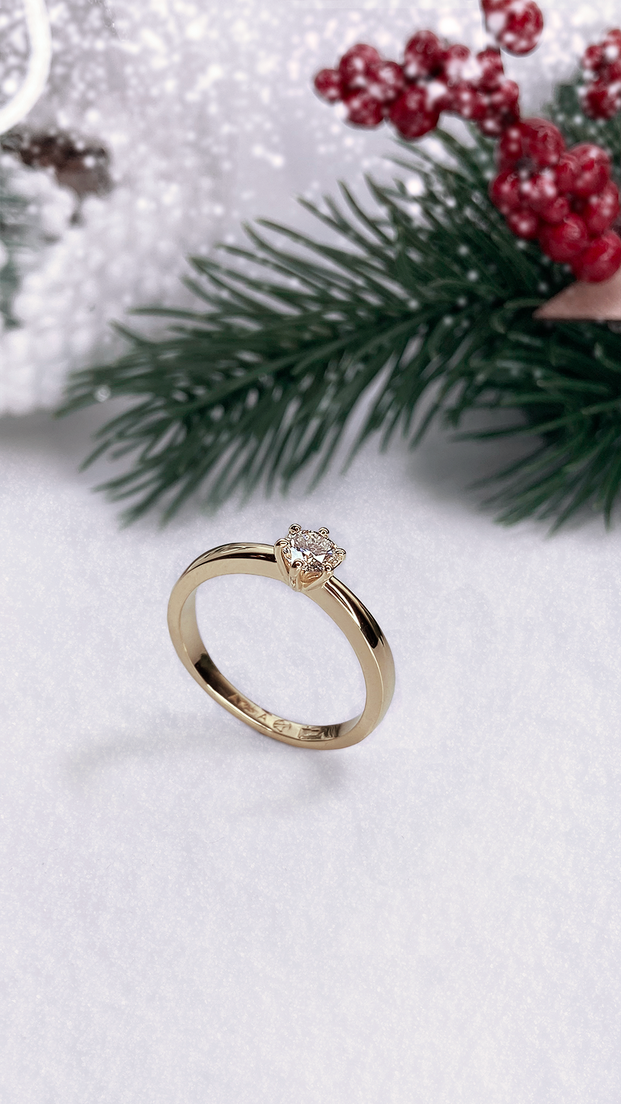 Помолвочное кольцо из желтого золота с бриллиантом.