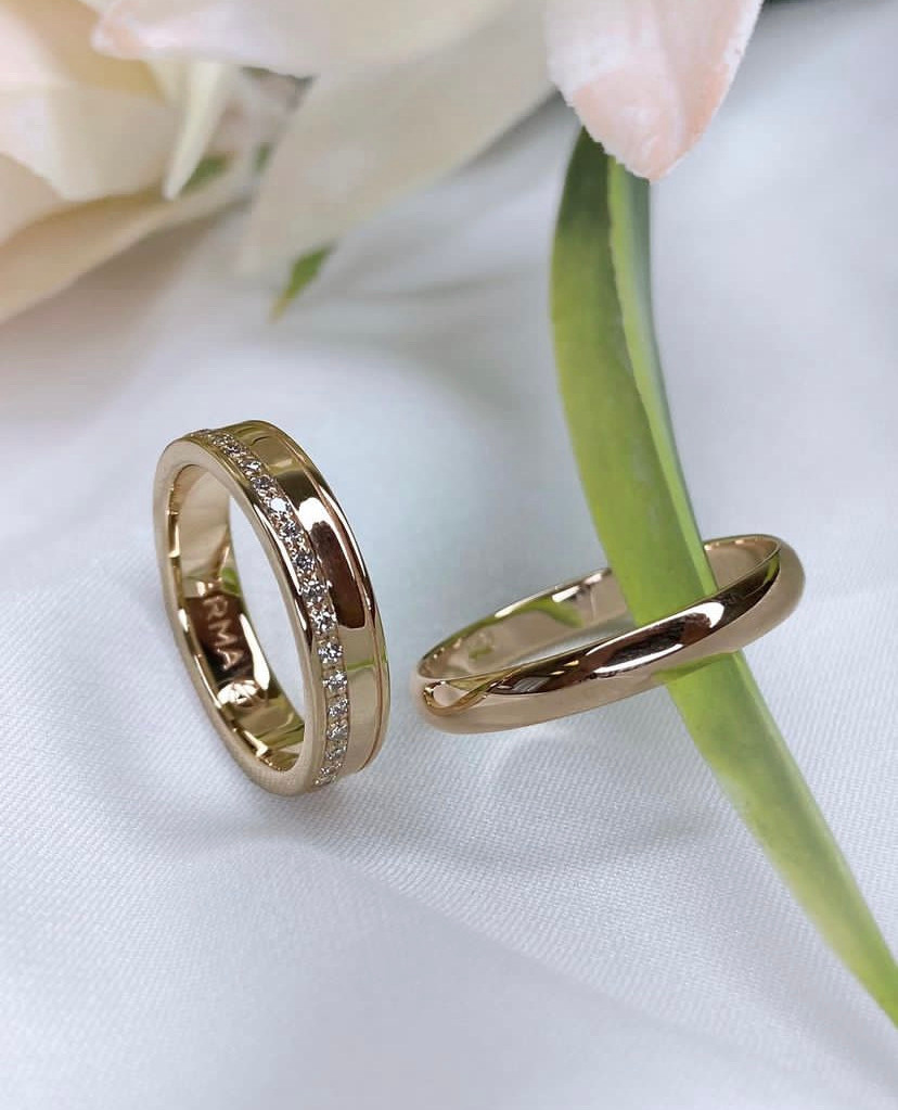 Обручальные кольца из красного золота с бриллиантовой дорожкой.