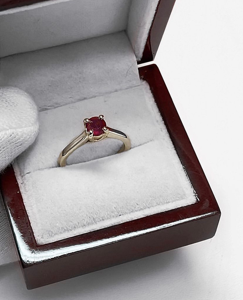 Помолвочное кольцо из желтого золота с камнем рубин.