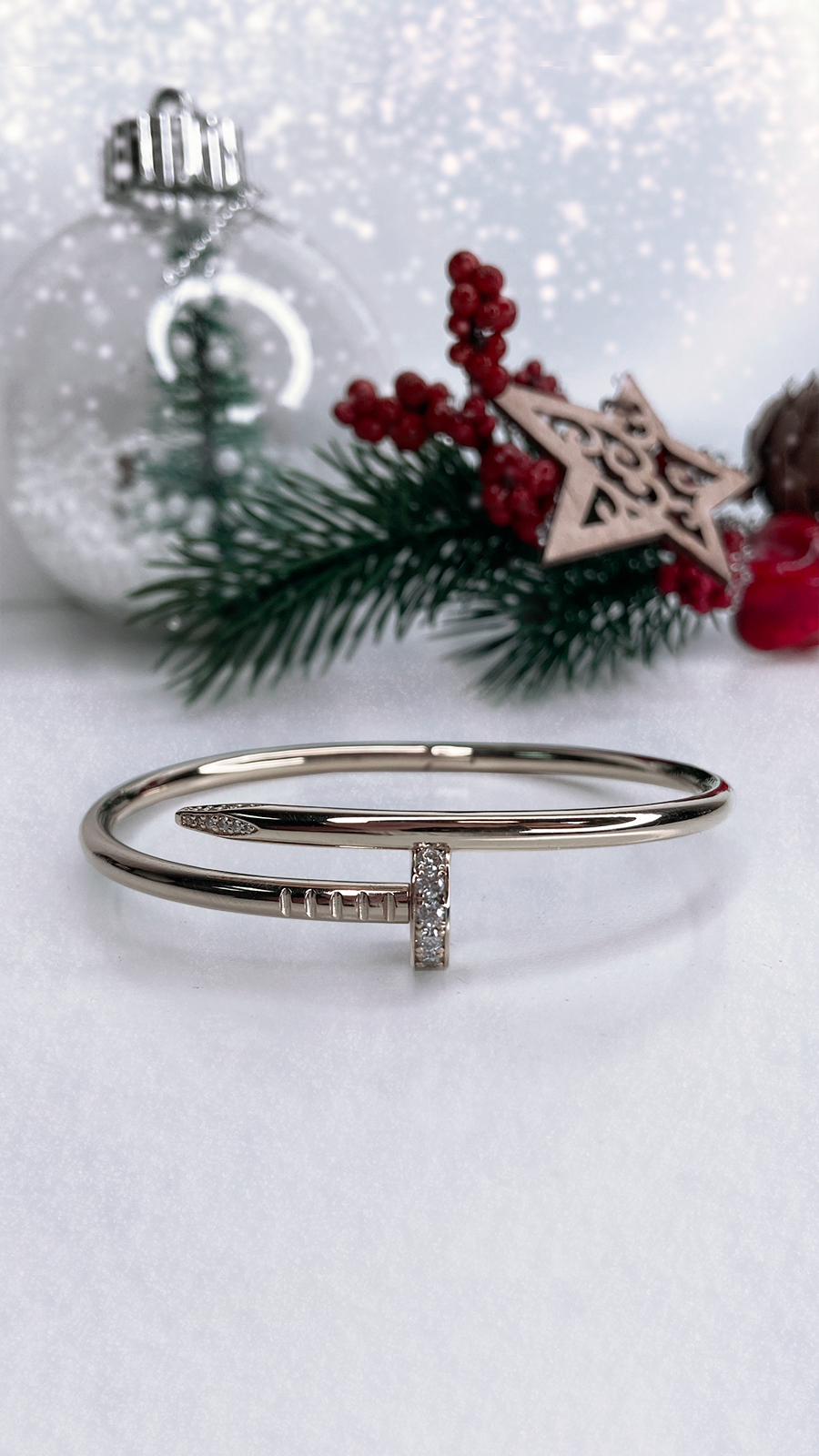 Браслет гвоздь из белого золота с бриллиантами.