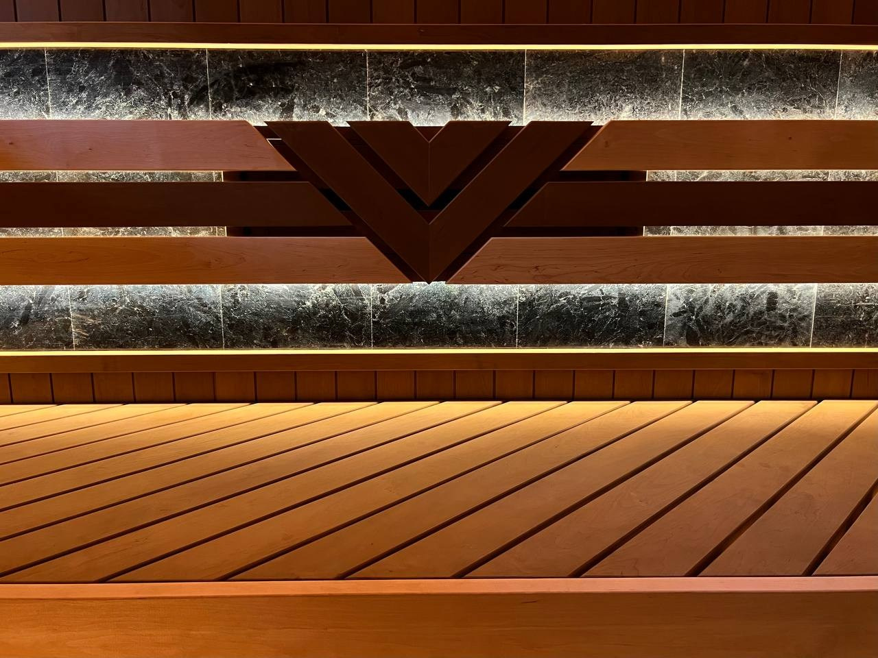 Шикарная парная в Денисово. Уникальный дизайн, большое количество сибирского можжевельника и талькомагнезит с подсветкой. SaunaTopMasters