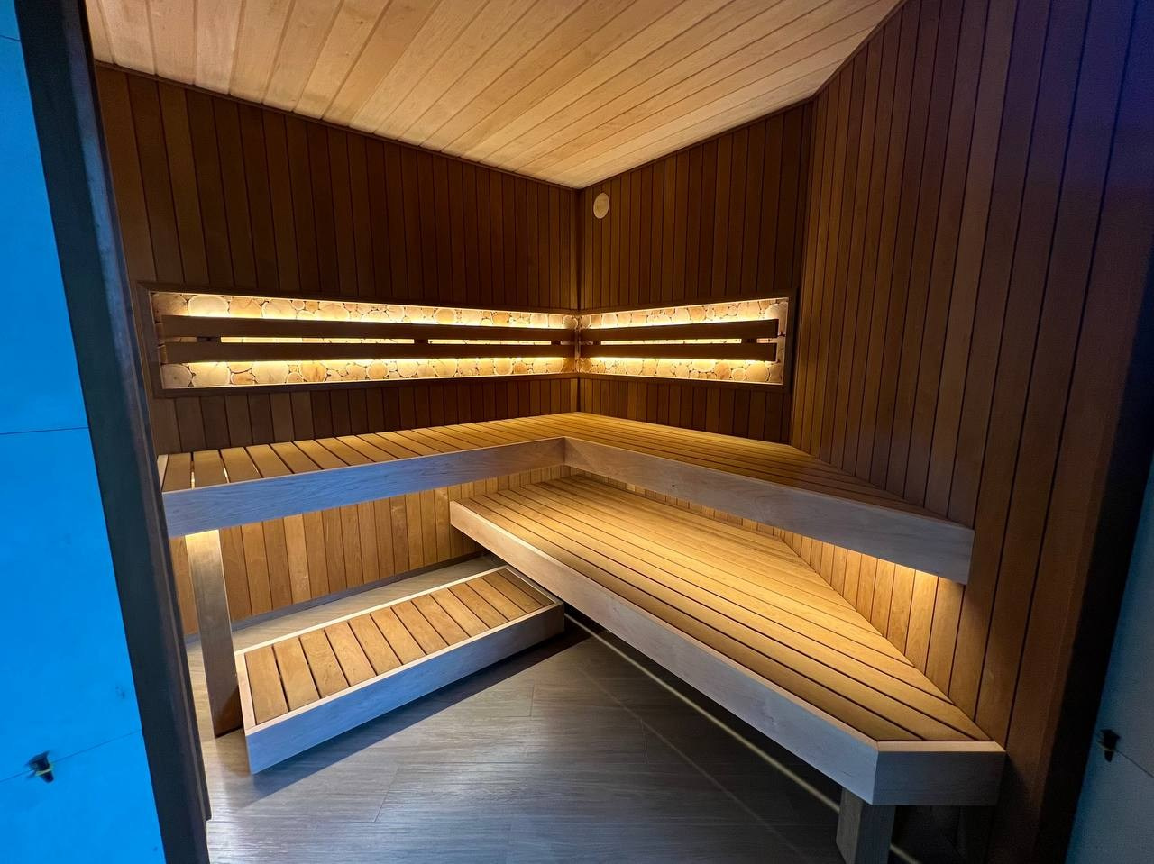 Неправильная форма помещения- не недуг, а преимущество. Парная в Александровской со стеклянным фасадом- явный тому пример. SaunaTopMasters