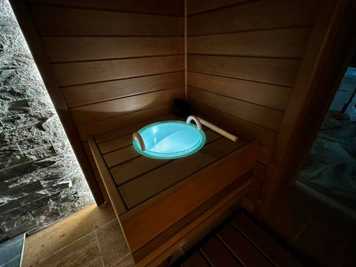 Баня из бревна в Усть-Ижоре сочетает традиции и современные решения: можжевельник, соль, обилие света и шайка Cariitti. SaunaTopMasters